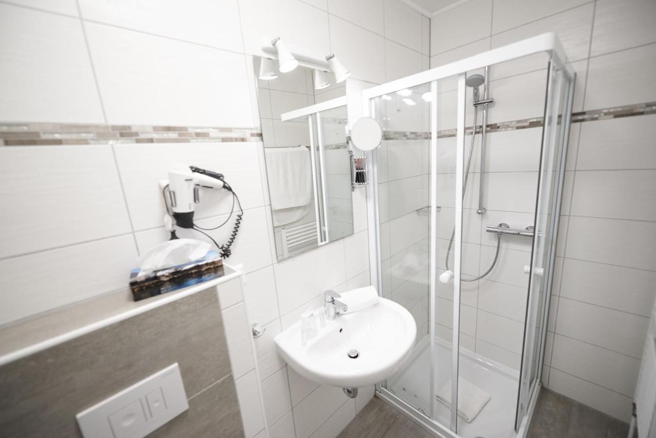Hotel Wurster Kroog เบรเมอร์ฮาเฟิน ภายนอก รูปภาพ